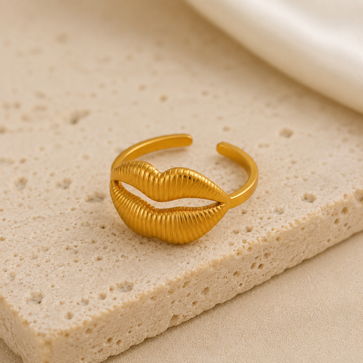 Lippy Ring